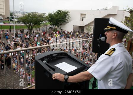 YOKOSUKA, Japan (22. August 2022) – Kapitän Les Sobol, Commander, Fleet Activities Yokosuka (CFAY), spricht vor etwa 3.000 Schülern und ihren Familien, die sich zum ersten Schulfeiertag versammelt haben. Am Montag, den 22. August, war der erste Tag des Schuljahres 2022-2023 für fast alle DoDEA-Schulen im Pazifik. Seit mehr als 75 Jahren stellt CFAY Basiseinrichtungen und -Dienste zur Unterstützung der vorstationierten Marinekräfte, Mietbefehle und Tausenden von Militär- und Zivilpersonal der US-7.-Flotte zur Verfügung, pflegt und betreibt diese Stockfoto