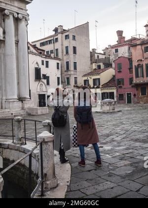 Zwei Touristen fotografieren in Venedig Italien Stockfoto