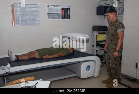 EIN US-AMERIKANISCHER Marine nimmt am 22. August 2022 an einer Bewertung der Körperzusammensetzung Teil, die mittels Dual-Energy-Röntgenabsorptiometrie-Scan an der Grundschule auf der Marinekorps-Basis Quantico, Virginia, durchgeführt wurde. Das Marine Corps änderte kürzlich die Standards für die Körperzusammensetzung, als Ergebnis einer einjährigen Studie des US Army Research Institute of Environmental Medicine. Die Studie bewertete aktuelle Methoden zur Beurteilung der Körperzusammensetzung, um sicherzustellen, dass Servicestandards Gesundheit, Leistung und Fitness optimieren. Ab dem 1. Januar 2023 werden die Einheiten des Marine Corps eine genauere und unvoreingenommenere Methode zur Beurteilung der Körperzusammensetzung anwenden Stockfoto