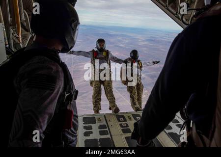 Yuma, Arizona, USA. 11. Januar 2023. USA Fallschirmjäger der Armee mit der Airborne Test Force errichten freie Stürze von einem Marine-Tanker Transportgeschwader (VMGR) 152 KC-130J Super-Hercules-Flugzeug über Yuma Proving Grounds, Yuma, Arizona, Januar. 11, 2023. VMGR-152 reiste aus Iwakuni, Japan, um an Vagabond Horizon 2023 teilzunehmen und ihre Kampfbereitschaft durch gemeinsame Schulungen mit verschiedenen US-amerikanischen Ländern zu verbessern Luftwaffeneinheiten in Arizonas einzigartiger Umgebung. (Kreditbild: © Samantha Rodriguez/USA Marines/ZUMA Press Wire Service) NUR REDAKTIONELLE VERWENDUNG! Nicht für den kommerziellen GEBRAUCH! Stockfoto