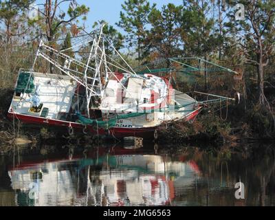 Nachwirkungen - versetzte Boote - Verschiedenes - 26-HK-28-113. Zerstörtes Boot an Land. Hurrikan Katrina Stockfoto