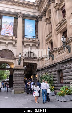 Melbourne, Australien. 26. Januar 2023. Am 26. Januar, dem Australientag, versammelt sich vor dem Rathaus von Melbourne eine vielfältige Gruppe von zukünftigen Bürgern und wartet gespannt auf den Beginn ihrer Staatsbürgerschaftszeremonie. Kredit: Michael Currie/Speed Media/Alamy Live News Stockfoto