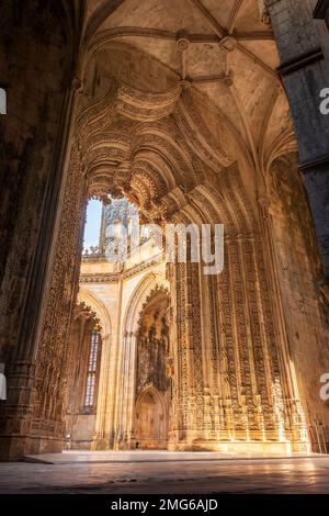 Batalha, Portugal - 23. August 2022: Fantastisches Manueline-Portal zu den unvollkommenen Kapellen im Kloster von Batalha Stockfoto
