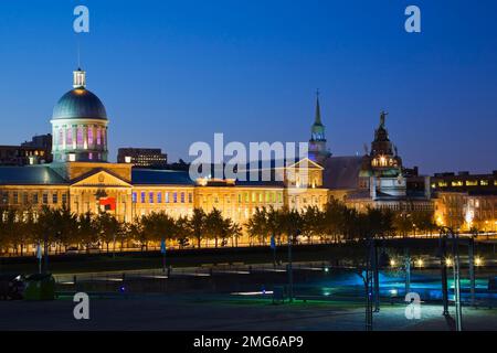Bonsecours-Markt und Kirche Notre Dame de Bonsecours, beleuchtet in der Dämmerung im Herbst, Alter Hafen von Montreal, Quebec, Kanada. Stockfoto