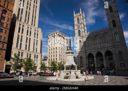 De Maisonneuve Monument gegenüber der Basilika Notre-Dame im Sommer, Place d'Armes, Old Montreal, Quebec, Kanada. Stockfoto