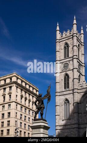 De Maisonneuve Monument gegenüber einer der Türme der Basilika Notre-Dame im Sommer, Place d'Armes, Old Montreal, Quebec, Kanada. Stockfoto