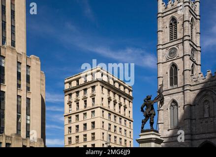 De Maisonneuve Monument gegenüber einer der Türme der Basilika Notre-Dame im Sommer, Place d'Armes, Old Montreal, Quebec, Kanada. Stockfoto