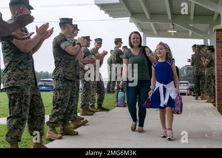 USA Die Marines begrüßen die Schüler der Crossroads Elementary School während einer Back-to-School-Feier in der Marine Corps Base Quantico, Virginia, am 22. August 2022. Bei dieser Veranstaltung wurden die Schüler wieder in den Klassenraum aufgenommen, zusätzliche Motivation und gute Wünsche für den ersten Schultag nach den Sommerferien. Stockfoto