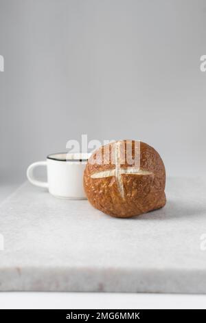 Blick von oben auf Bretzelbrötchen auf einem Marmortablett, deutsche Laugenbroetchen auf einem Marmortablett Stockfoto