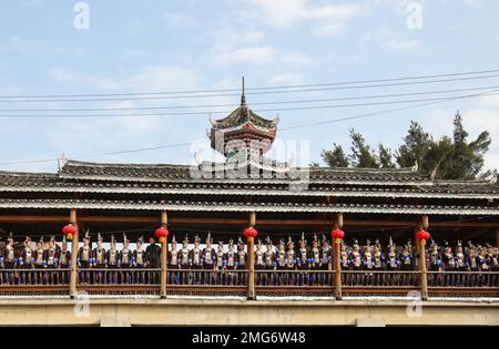 QIANDONGNAN, CHINA - 25. JANUAR 2023 - traditionelle kulturelle Aktivitäten wie das Singen von Dong-Liedern und das Betreten einer Songhalle finden in Dingdong VI statt Stockfoto