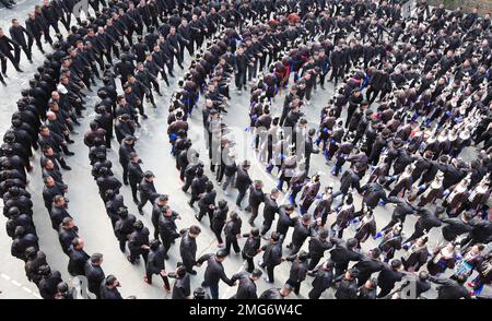 QIANDONGNAN, CHINA - 25. JANUAR 2023 - traditionelle kulturelle Aktivitäten wie das Singen von Dong-Liedern und das Betreten einer Songhalle finden in Dingdong VI statt Stockfoto