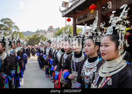 QIANDONGNAN, CHINA - 25. JANUAR 2023 - traditionelle kulturelle Aktivitäten wie das Singen von Dong-Liedern und das Betreten einer Songhalle finden in Dingdong VI statt Stockfoto