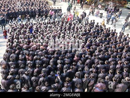 QIANDONGNAN, CHINA - 25. JANUAR 2023 - traditionelle kulturelle Aktivitäten wie das Singen von Dong-Liedern und das Betreten einer Songhalle finden in Dingdong VI statt Stockfoto