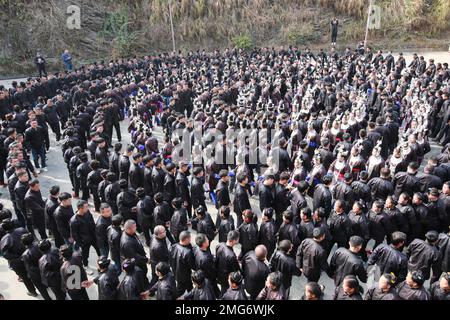 QIANDONGNAN, CHINA - 25. JANUAR 2023 - traditionelle kulturelle Aktivitäten wie das Singen von Dong-Liedern und das Betreten einer Songhalle finden in Dingdong VI statt Stockfoto