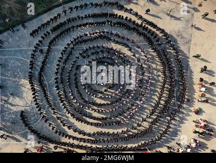 QIANDONGNAN, CHINA - 25. JANUAR 2023 - traditionelle kulturelle Aktivitäten wie das Singen von Dong-Liedern und das Betreten einer Songhalle finden in Dingdong VI statt Stockfoto