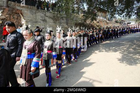 QIANDONGNAN, CHINA - 25. JANUAR 2023 - traditionelle kulturelle Aktivitäten wie das Singen von Dong-Liedern und das Betreten einer Songhalle finden in Dingdong VI statt Stockfoto