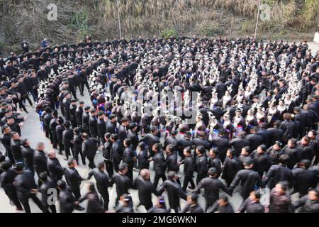 QIANDONGNAN, CHINA - 25. JANUAR 2023 - traditionelle kulturelle Aktivitäten wie das Singen von Dong-Liedern und das Betreten einer Songhalle finden in Dingdong VI statt Stockfoto