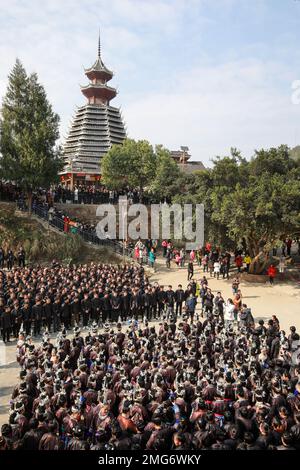 QIANDONGNAN, CHINA - 25. JANUAR 2023 - traditionelle kulturelle Aktivitäten wie das Singen von Dong-Liedern und das Betreten einer Songhalle finden in Dingdong VI statt Stockfoto