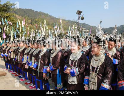 QIANDONGNAN, CHINA - 25. JANUAR 2023 - traditionelle kulturelle Aktivitäten wie das Singen von Dong-Liedern und das Betreten einer Songhalle finden in Dingdong VI statt Stockfoto