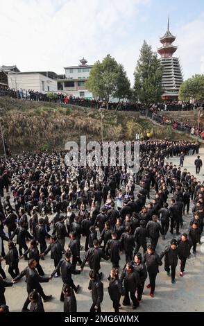 QIANDONGNAN, CHINA - 25. JANUAR 2023 - traditionelle kulturelle Aktivitäten wie das Singen von Dong-Liedern und das Betreten einer Songhalle finden in Dingdong VI statt Stockfoto