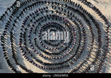 QIANDONGNAN, CHINA - 25. JANUAR 2023 - traditionelle kulturelle Aktivitäten wie das Singen von Dong-Liedern und das Betreten einer Songhalle finden in Dingdong VI statt Stockfoto