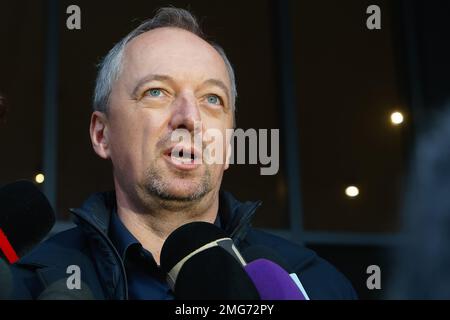 Bukarest, Rumänien - 25. Januar 2023: Ioan Gliga Rechtsanwalt der Brüder Andrew und Tristan Tate spricht mit Reportern über den Fall, in dem sie sich befinden Stockfoto