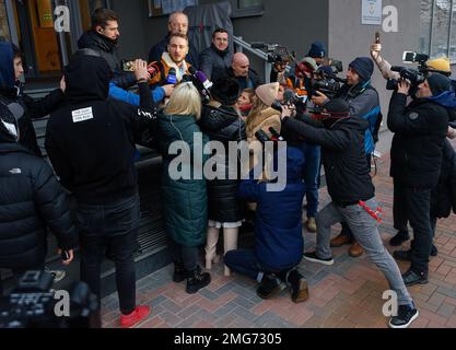 Bukarest, Rumänien - 25. Januar 2023: Eugen Vidineac (L) und Ioan Gliga (R) Anwälte der Brüder Andrew und Tristan Tate sprechen mit Reportern über die C. Stockfoto