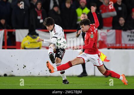 Nottingham, Großbritannien. Am 25. Januar 2023Neco schließt Williams of Nottingham Forest am Facundo Pellibri von Manchester United während des Carabao Cup-Spiels zwischen Nottingham Forest und Manchester United am City Ground, Nottingham, am Mittwoch, den 25. Januar 2023. (Kredit: Jon Hobley | MI News) Stockfoto