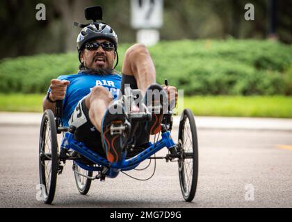 USA Chef der Luftwaffe, MSgt. (Ret.) Garrett Kuwada, ein Athlet der Air Force Warrior Games, nimmt an einem Liegeradrennen für Männer während eines Radwettbewerbs bei den Warrior Games des Verteidigungsministeriums 2022 am 22. August 2022 in Orlando, Florida, Teil. Die DoD Warrior Games bieten verschiedene adaptive Sportarten wie Rollstuhl-Basketball, Bogenschießen, Sitting-Volleyball und vieles mehr. Diese Sportarten bieten allen verwundeten, kranken und verletzten Mitgliedern des Dienstes Aufbereitungsaktivitäten und sportliche Wettkampfmöglichkeiten, um ihre Lebensqualität während des gesamten Kontinuums zu verbessern Stockfoto