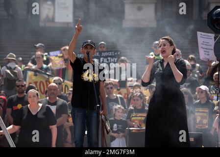 Melbourne, Australien. 26. Januar 2023, Melbourne, Australien. Robbie Thorpe spricht mit der Menge bei der Invasion Day Rallye. Die Organisatoren fordern Verträge, Landrechte, ein Ende der Todesfälle indigener Menschen in Polizeigewahrsam und Klimaschutz. Kredit: Jay Kogler/Alamy Live News Kredit: Jay Kogler/Alamy Live News Stockfoto