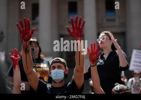 Melbourne, Australien. 26. Januar 2023, Melbourne, Australien. "Blut an deinen Händen". Aktivisten halten blutige Hände bei der Rallye am Invasion Day. Die Organisatoren fordern Verträge, Landrechte, ein Ende der Todesfälle indigener Menschen in Polizeigewahrsam und Klimaschutz. Kredit: Jay Kogler/Alamy Live News Kredit: Jay Kogler/Alamy Live News Stockfoto