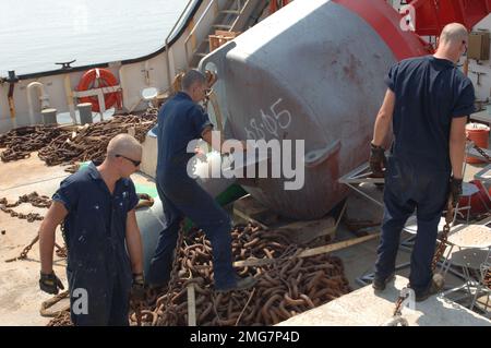 Navigationshilfen - 26-HK-63-29. Küstenwachmänner arbeiten mit grosser Navigationshilfe am Fräser--ATON Ops. Hurrikan Katrina Stockfoto