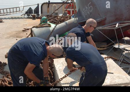 Navigationshilfen - 26-HK-63-30. Küstenwachmänner, die mit grossem Navigationshilfsmittel am Fräser arbeiten--ATON ops2. Hurrikan Katrina Stockfoto