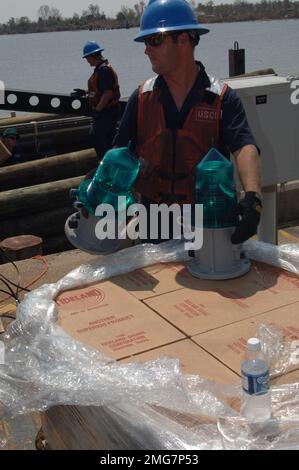 Navigationshilfen - 26-HK-63-27. Küstenwache am Ufer mit Kisten und Navigationshilfen, ATON Ops. Hurrikan Katrina Stockfoto