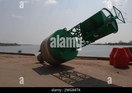 Navigationshilfen - 26-HK-63-50. Navigationshilfe auf Dock2. Hurrikan Katrina Stockfoto