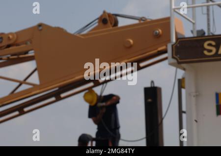 Navigationshilfen - 26-HK-63-16. Küstenwache arbeitet an CGC Saginaw... ATON Ops. Hurrikan Katrina Stockfoto