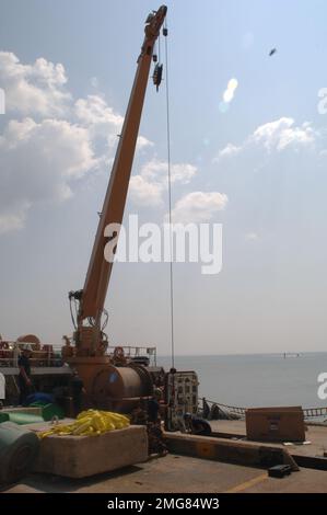 Navigationshilfen - 26-HK-63-33. Kranich an Dock mit anderen Geräten--ATON Ops. Hurrikan Katrina Stockfoto