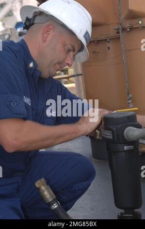 Navigationshilfen - 26-HK-63-23. Küstenwache arbeitet an Cutter--ATON-Ops. Hurrikan Katrina Stockfoto