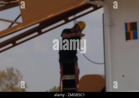 Navigationshilfen - 26-HK-63-17. Küstenwache arbeitet an CGC Saginaw... ATON Ops. Hurrikan Katrina Stockfoto