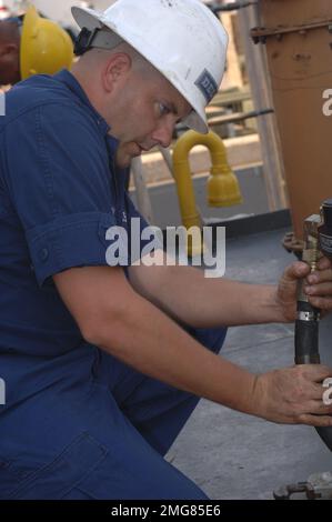 Navigationshilfen - 26-HK-63-21. Küstenwache arbeitet an Cutter--ATON-Ops. Hurrikan Katrina Stockfoto