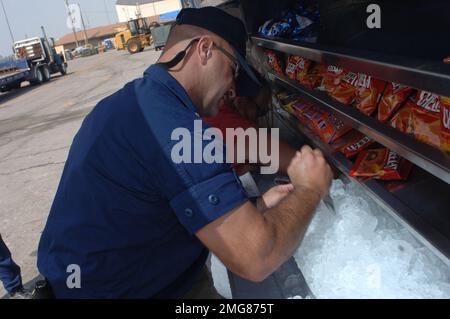 Navigationshilfen - 26-HK-63-12. Küstenwache holt Eis aus dem Laden. Hurrikan Katrina Stockfoto