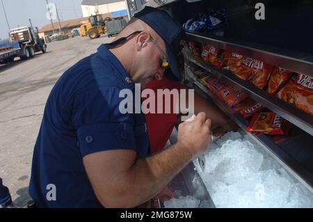 Navigationshilfen - 26-HK-63-11. Küstenwache holt Eis aus dem Laden. Hurrikan Katrina Stockfoto