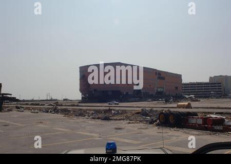 Navigationshilfen - 26-HK-63-38. Verdrängtes Kasino auf dem Parkplatz. Hurrikan Katrina Stockfoto