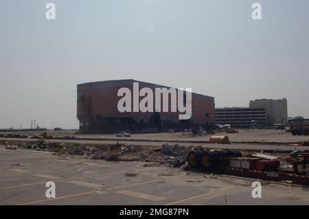 Navigationshilfen - 26-HK-63-37. Vertriebenes Kasino und Trümmer auf dem Parkplatz lot2. Hurrikan Katrina Stockfoto
