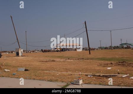 Navigationshilfen - 26-HK-63-60. Große Sicht auf das Feld, Holzstruktur (möglicherweise Trockendock), Schmutz und Ausrüstung. Hurrikan Katrina Stockfoto