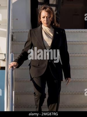 Westchester, Kalifornien, USA. 25. Januar 2023. Vizepräsidentin KAMALA HARRIS trifft auf dem Weg nach Monterey Park am Los Angeles International Airport ein, um die Familien der Opfer der Samstagsmesse im Star Ballroom Dance Studio zu treffen und ihnen ihr Beileid auszusprechen. (Kreditbild: © Brian Cahn/ZUMA Press Wire) NUR REDAKTIONELLE VERWENDUNG! Nicht für den kommerziellen GEBRAUCH! Stockfoto