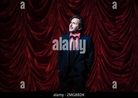 Paris, Frankreich. 25. Januar 2023. Edouard Baer auf der Bühne für die Show Le Journal de Paris am 25. Januar 2023 im Theater Porte Saint-Martin in Paris, Frankreich. Kredit: Victor Joly/Alamy Live News Stockfoto