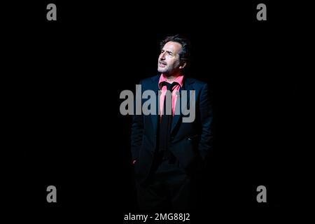 Paris, Frankreich. 25. Januar 2023. Edouard Baer auf der Bühne für die Show Le Journal de Paris am 25. Januar 2023 im Theater Porte Saint-Martin in Paris, Frankreich. Kredit: Victor Joly/Alamy Live News Stockfoto