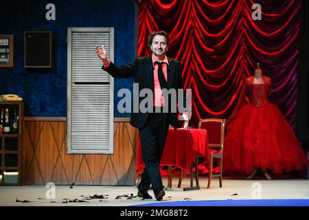 Paris, Frankreich. 25. Januar 2023. Edouard Baer auf der Bühne für die Show Le Journal de Paris am 25. Januar 2023 im Theater Porte Saint-Martin in Paris, Frankreich. Kredit: Victor Joly/Alamy Live News Stockfoto