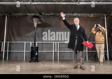 Prag, Tschechische Republik. 25. Januar 2023. Tschechischer Präsidentschaftskandidat und ehemaliger Militärgeneral Petr Pavel, der während seiner letzten Wahlkampfveranstaltung auf dem Podium auf dem Altstädter Platz gesehen wurde. Petr Pavel wird dem ehemaligen tschechischen Premierminister und Milliardär Andrej Babis in der zweiten Runde der tschechischen Präsidentschaftswahlen gegenüberstehen, die am 27. Und 28. Januar 2023 stattfinden wird. Kredit: SOPA Images Limited/Alamy Live News Stockfoto